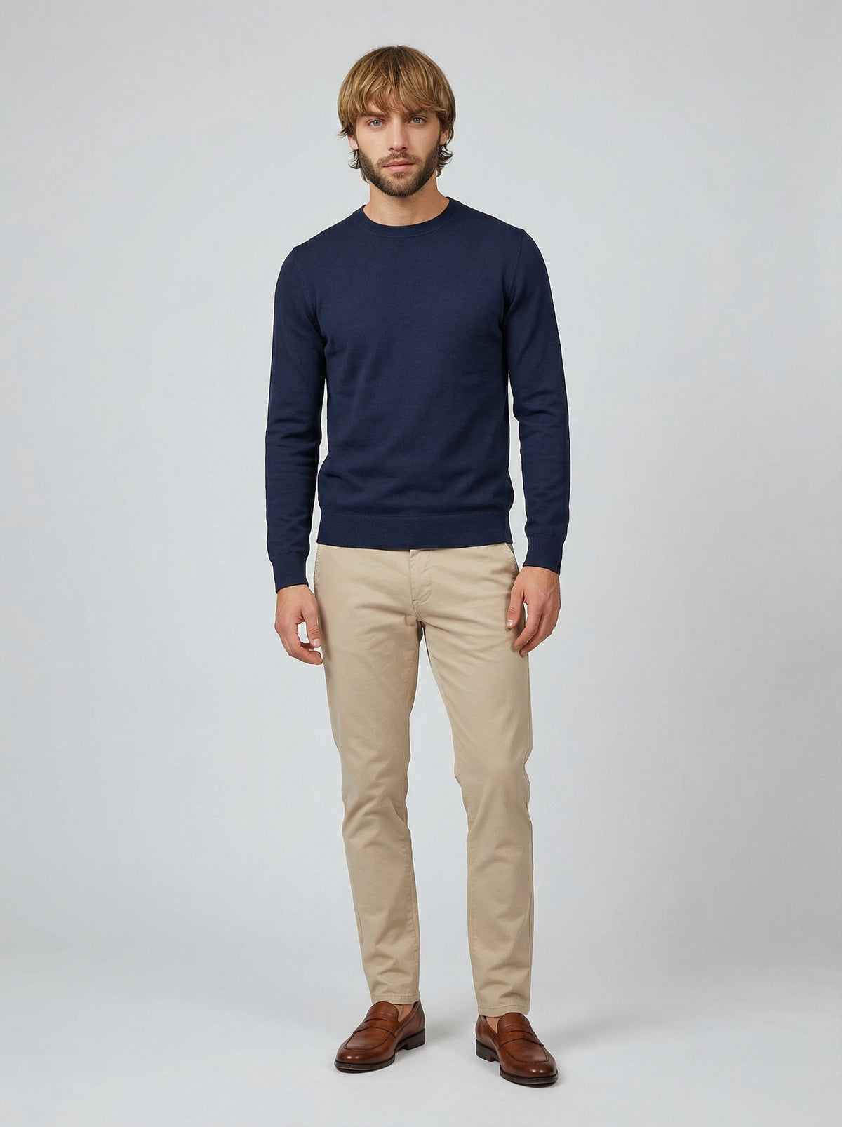 marineblaues Sweatshirt aus Bio-Baumwolle, Ganzkörperansicht getragen – ERVERTE Paris