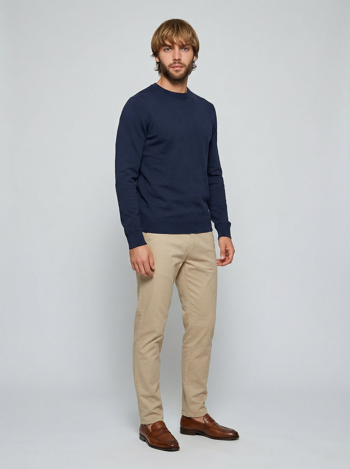 Marineblauer Sweatshirt aus Bio-Baumwolle, Dreiviertelansicht getragen – ERVERTE Paris