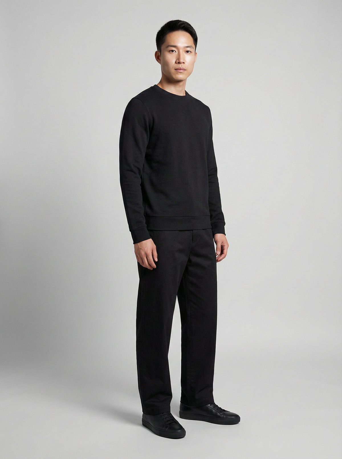 svart sweatshirt i ekologisk bomull, trekvartsvy buren – ERVERTE Paris