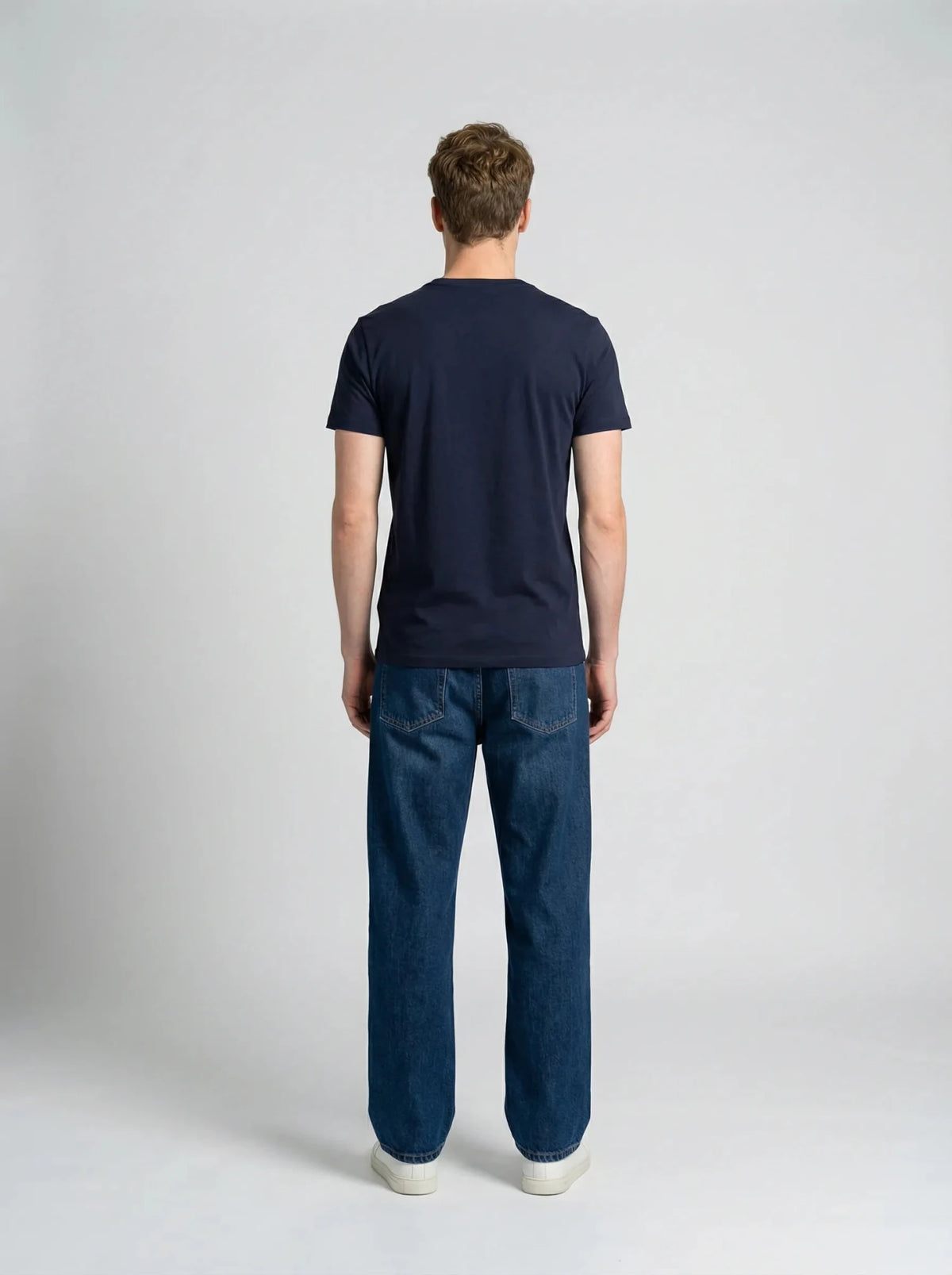 marineblauw katoenen T-shirt, gedragen achteraanzicht – ERVERTE Paris