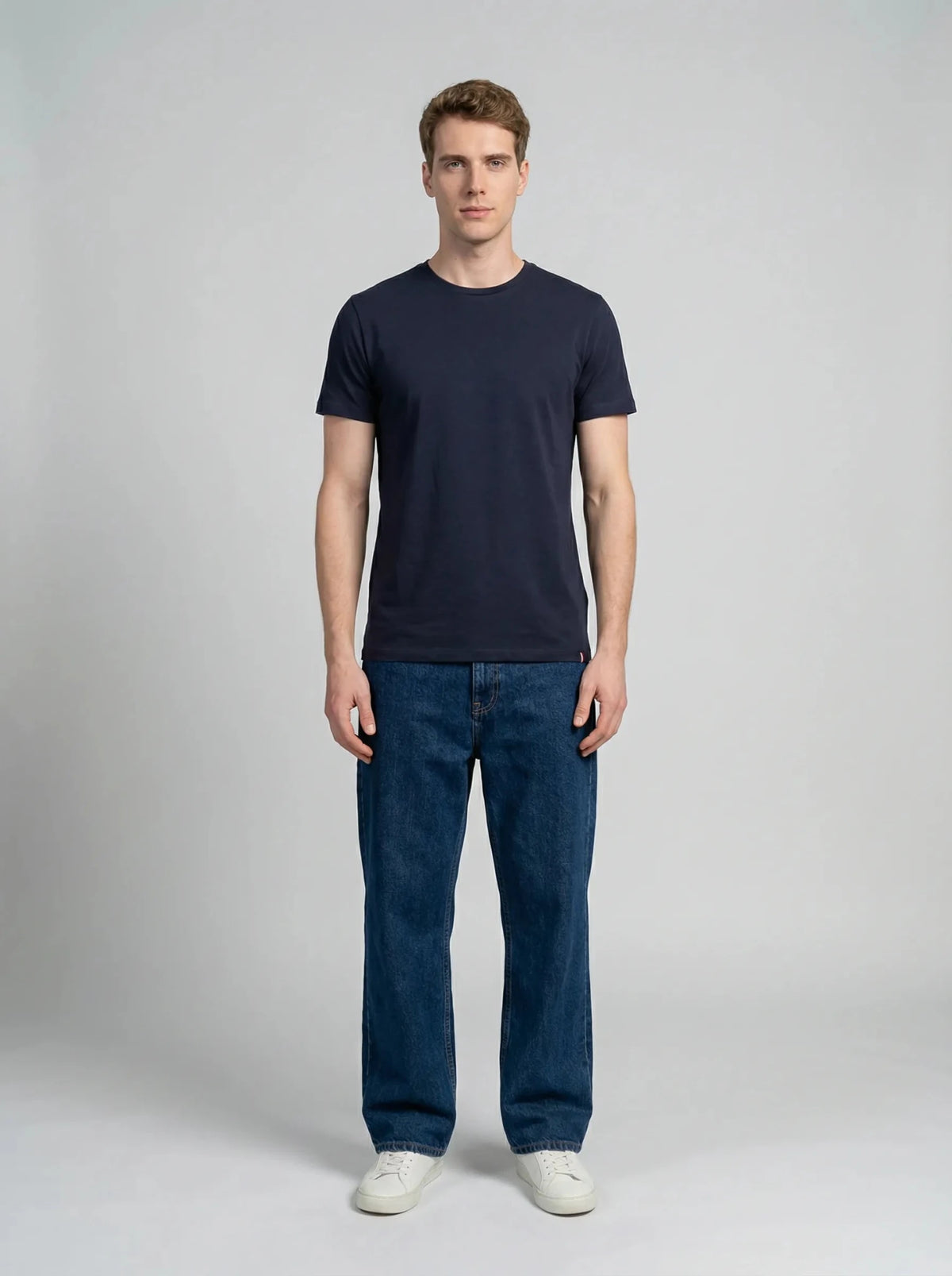 marineblauw katoenen T-shirt, gedragen totaalbeeld – ERVERTE Paris