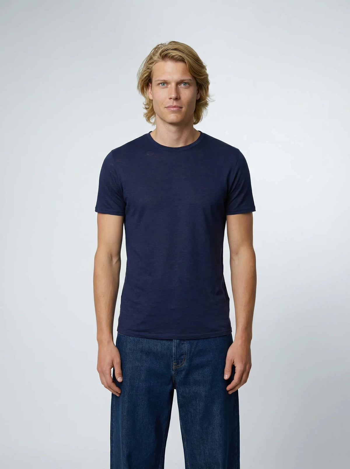 T-shirt από οργανικό λινό, μπροστινή όψη φορεμένο – ERVERTE Paris