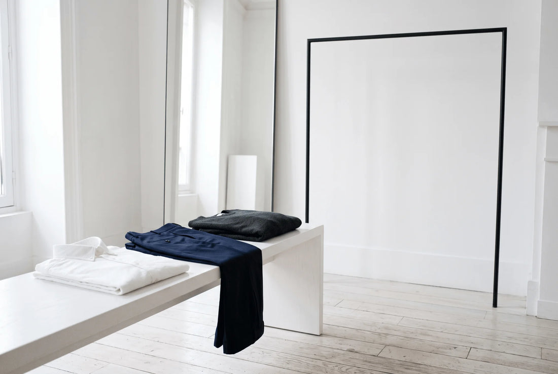 Editorial refinado de moda ética sobre consumir menos y elegir mejor