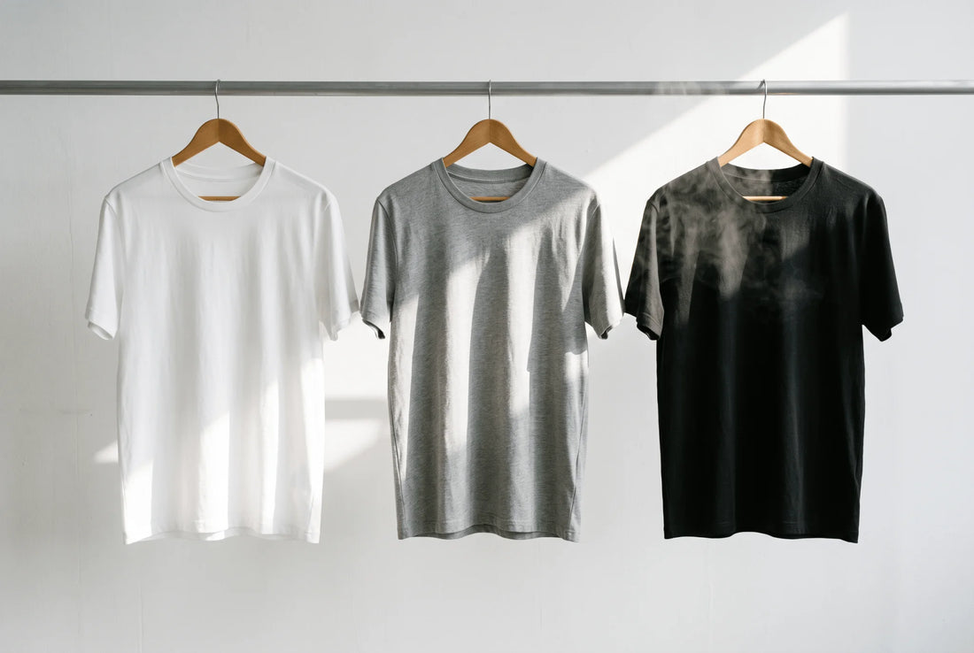 Λευκά, γκρι και μαύρα βαμβακερά T-shirt υπό ίδιο φωτισμό