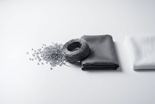 Återvunna plastpellets, syntetiskt garn och polyestertyg
