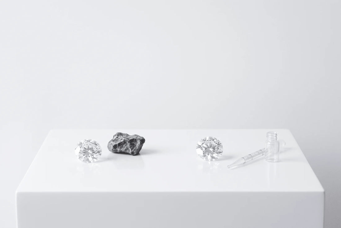 Comparaison de diamants naturels et de laboratoire dans une nature morte raffinée