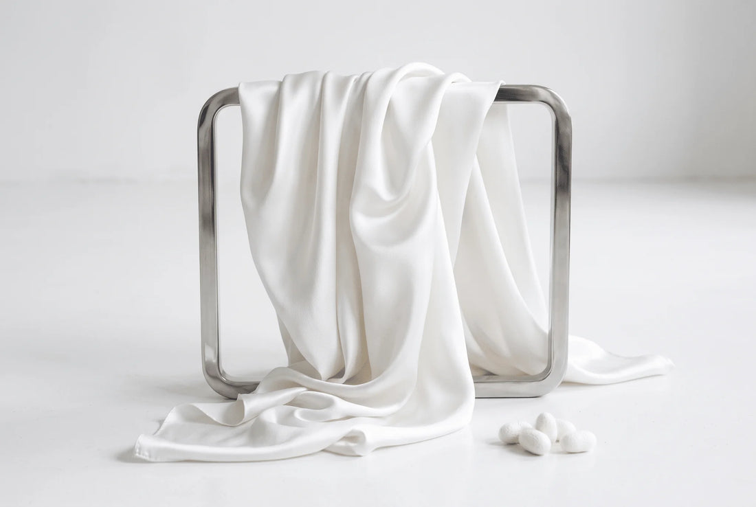 Tissu de soie dans une étude raffinée de matière luxueuse