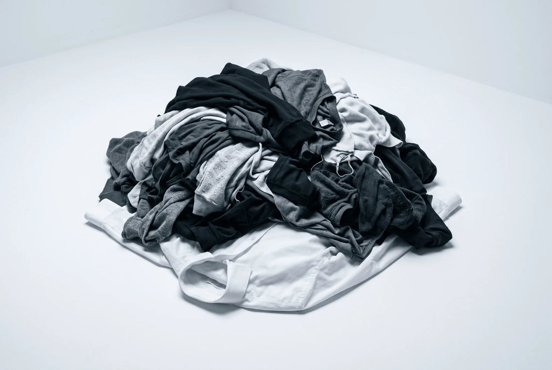 Éditorial conceptuel illustrant l’impact destructeur de la fast fashion